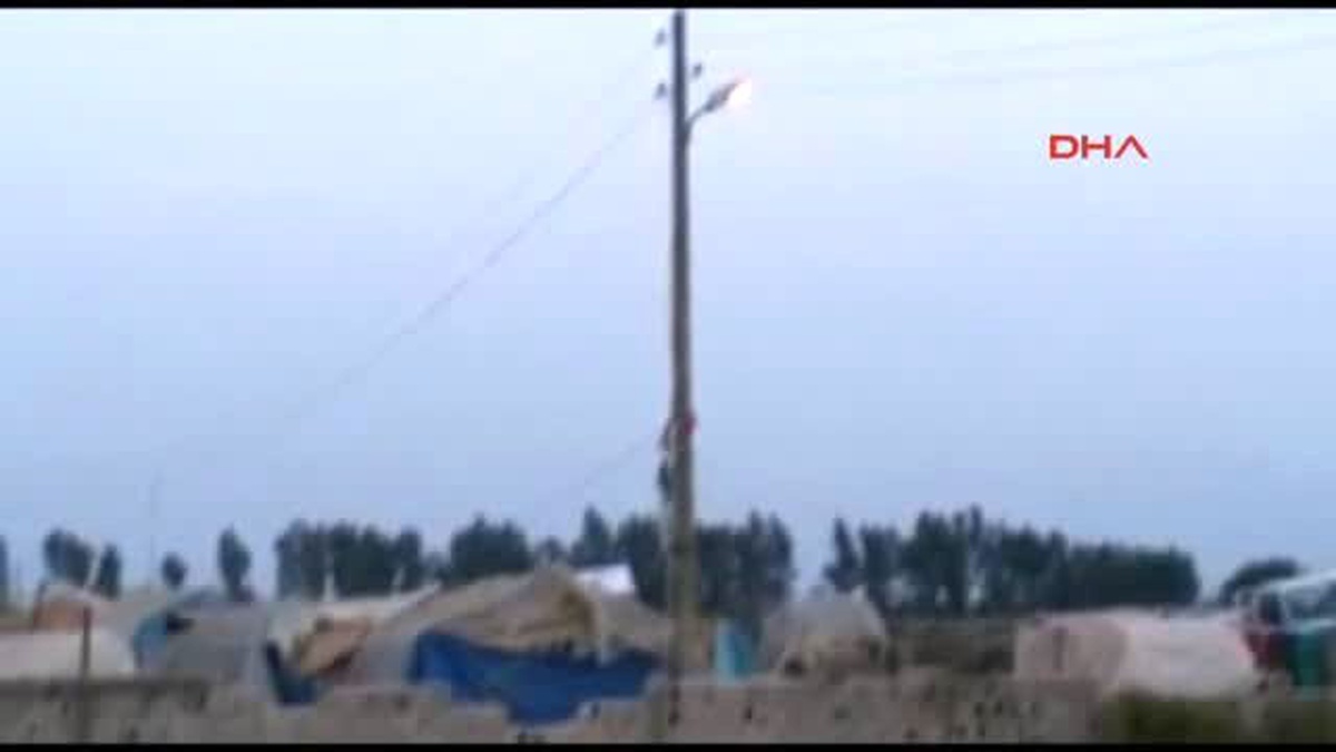 Hayatları Pahasına Çadırlara \'Kancalı Kaçak Hat\' Çekiyorlar