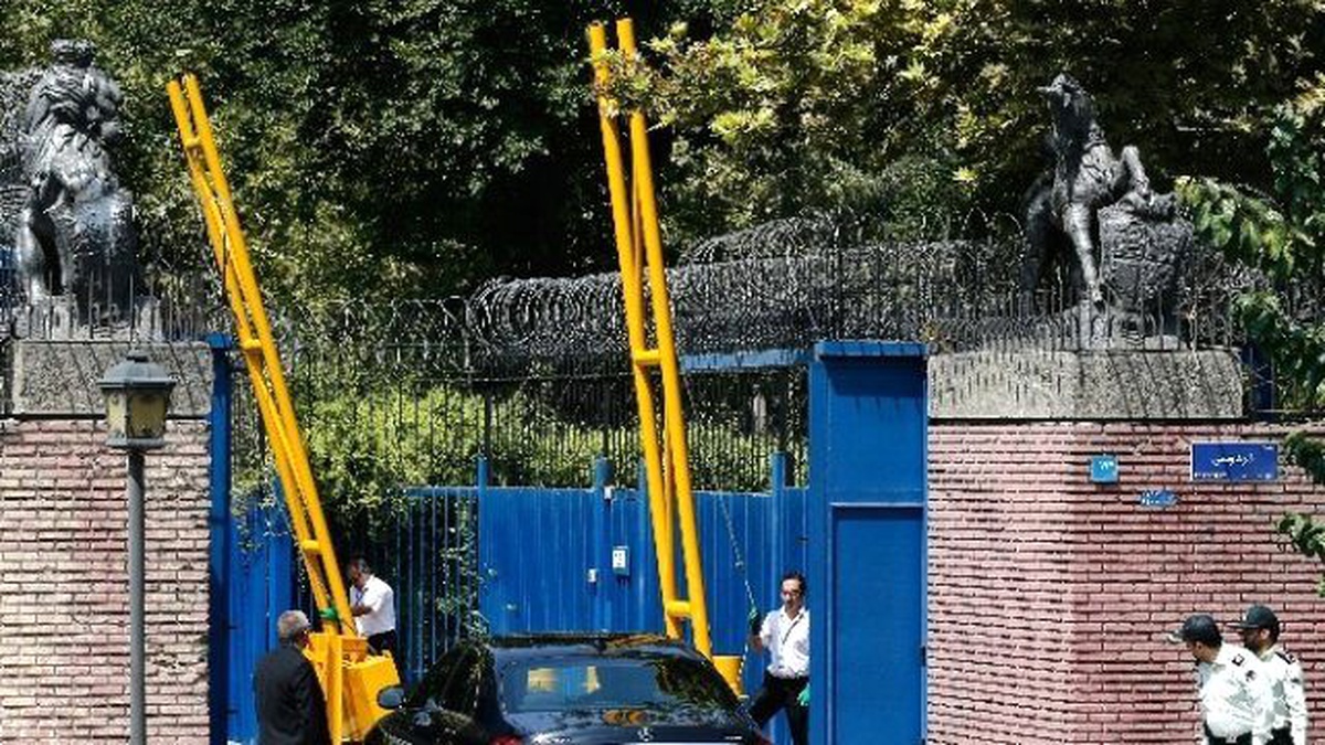 İngiltere, Tahran Büyükelçiliğini Dört Yıl Aradan Sonra Yeniden Açtı