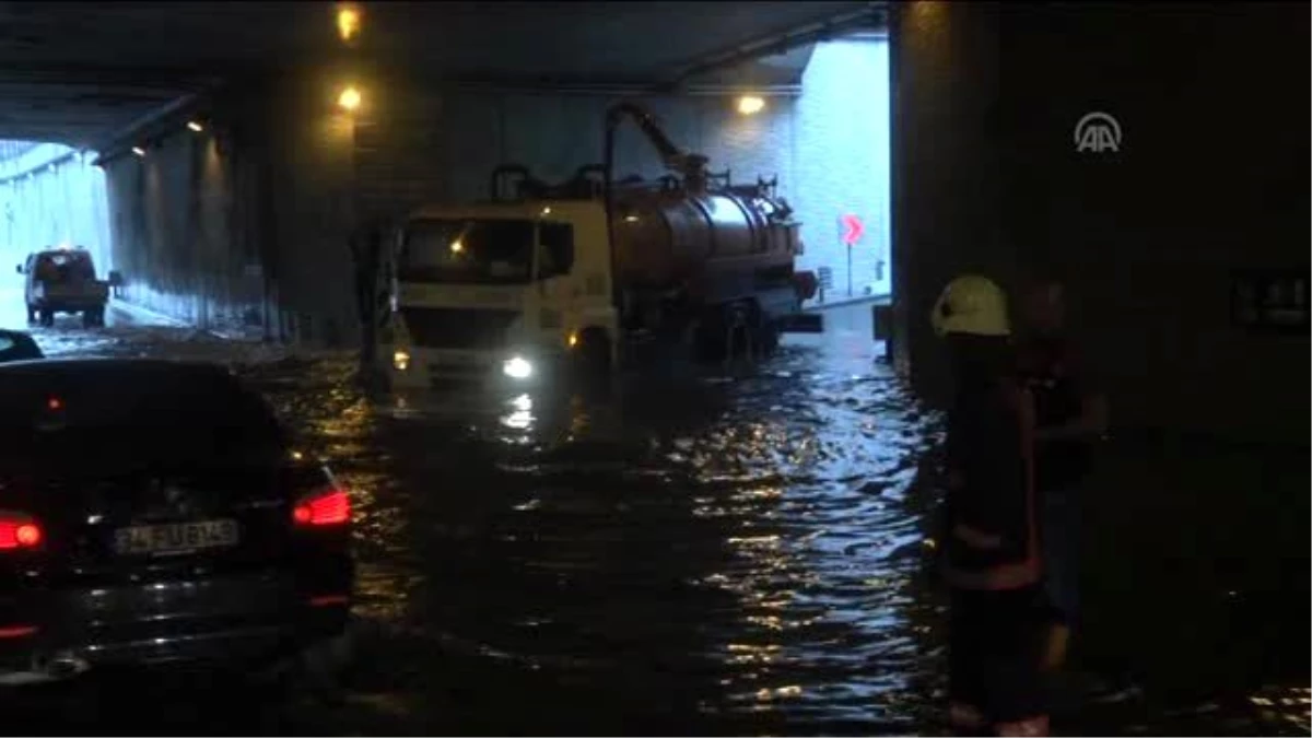 İstanbul\'da Sağanak - Taksim Tüneli\'nde Su Birikintisi