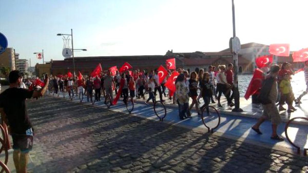 İzmir\'de Teröre Tepki Eylemi