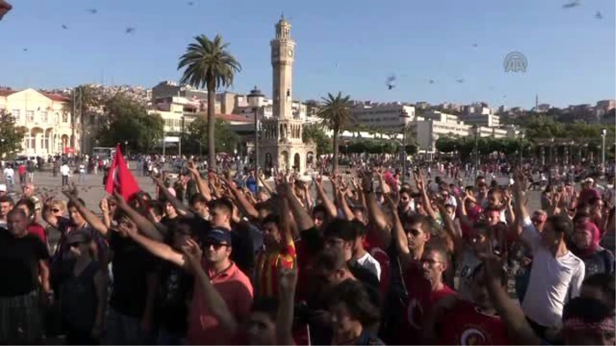 İzmir\'de Teröre Tepki Yürüyüşü Düzenledi