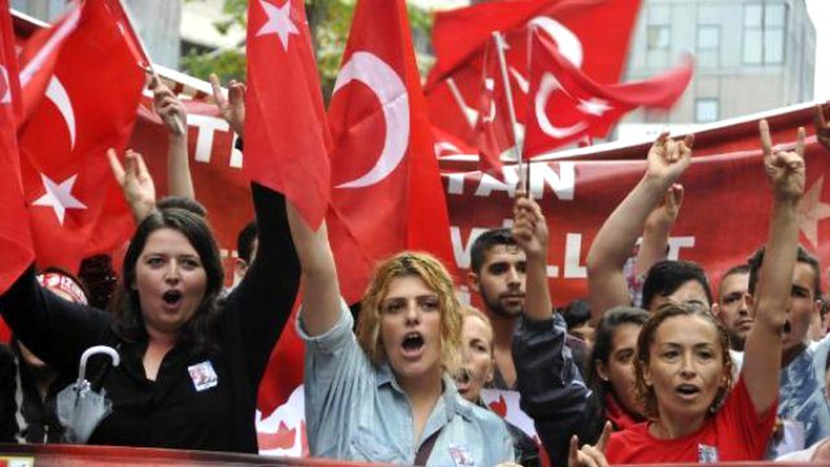 İzmit\'teki Şehit Yürüşünde Hdp Binası Taşlandı