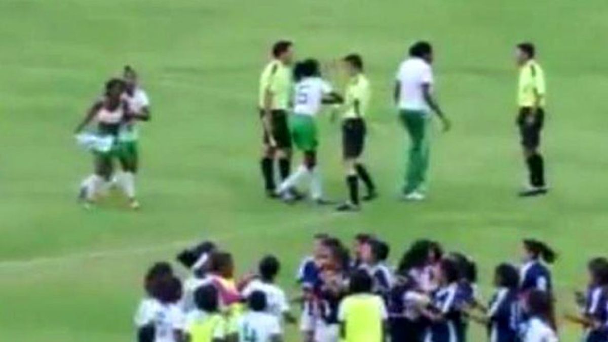 Kadın Futbolcu Önce Soyundu Sonra Hakeme Saldırdı