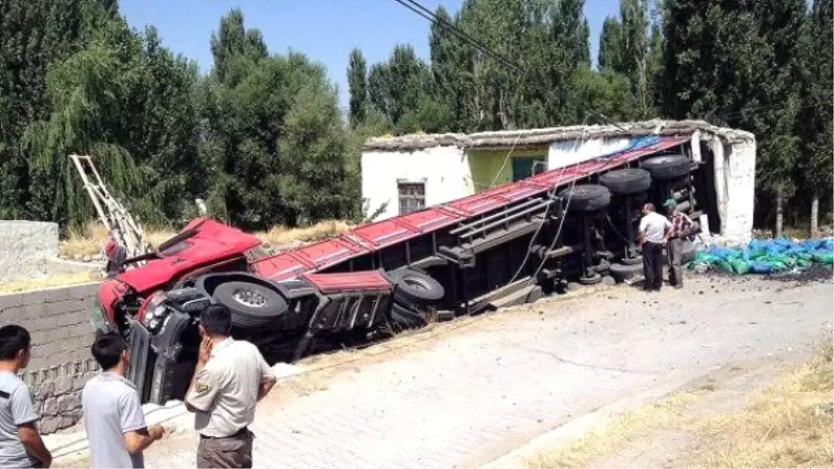 Kayseri\'de Kömür Yüklü Tır Devrildi: 1 Yaralı