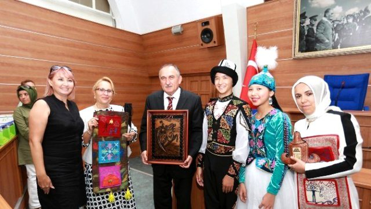 Kırgız Danscılar Başkan Yılmaz\'ı Ziyaret Etti