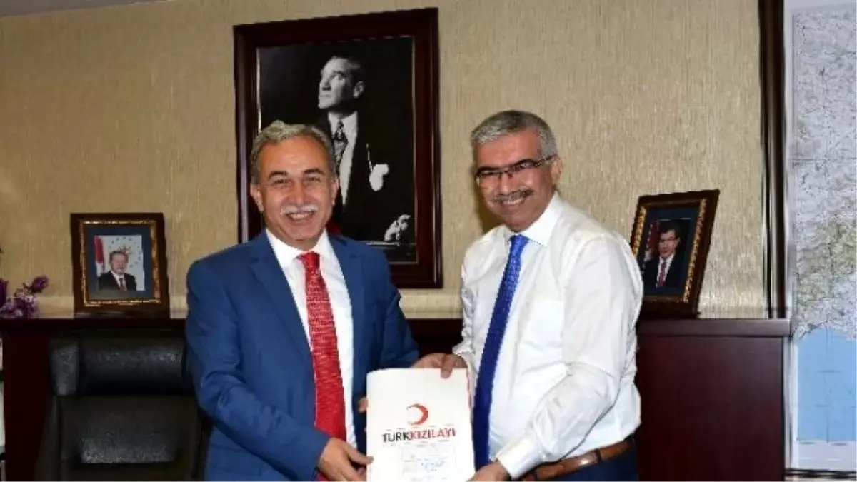 Kızılay\'a İlk Kurban Bağışı Vali Büyük\'ten