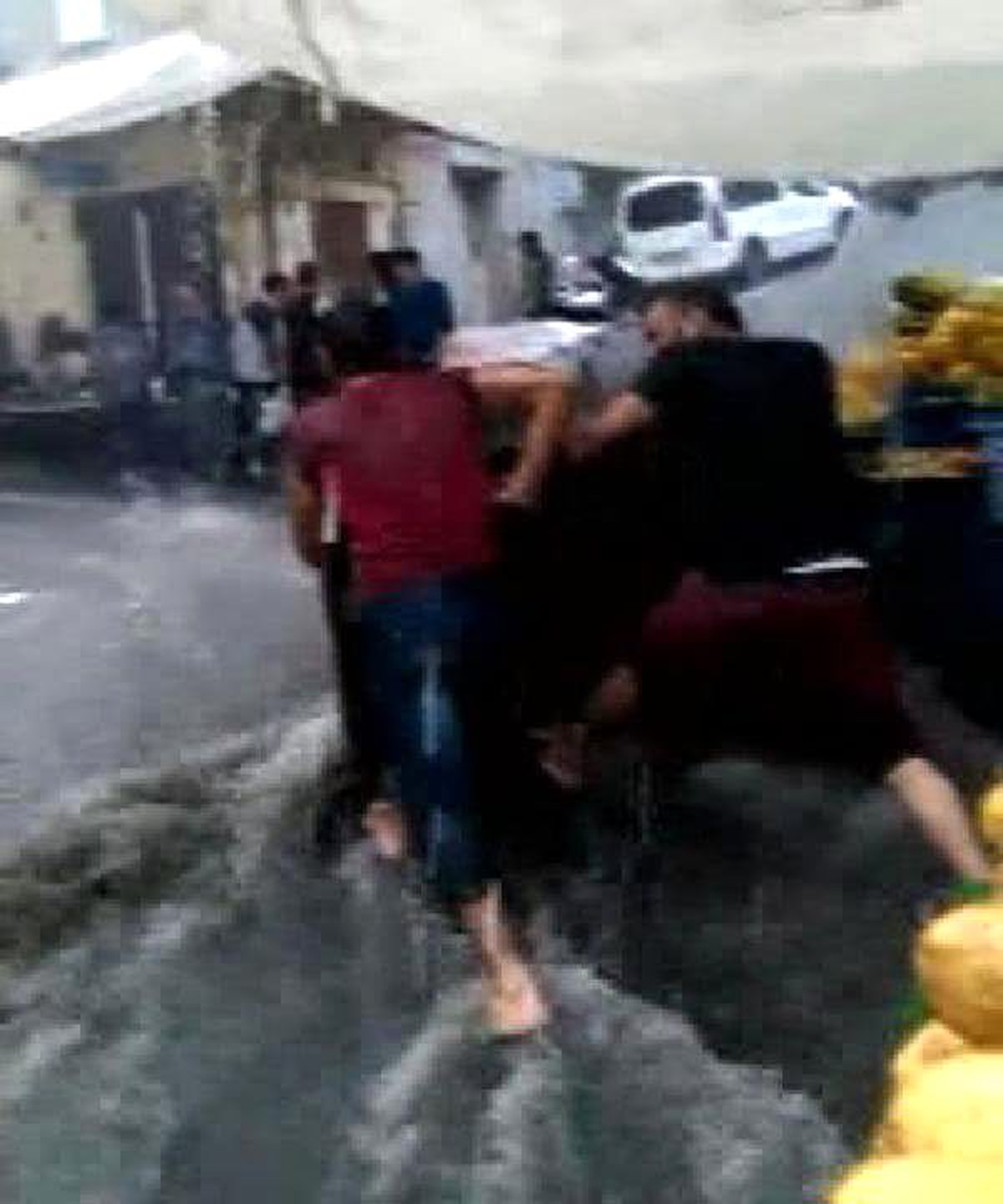 Pazarın Ortasında Sel Gitti, Esnaf Zor Anlar Yaşadı