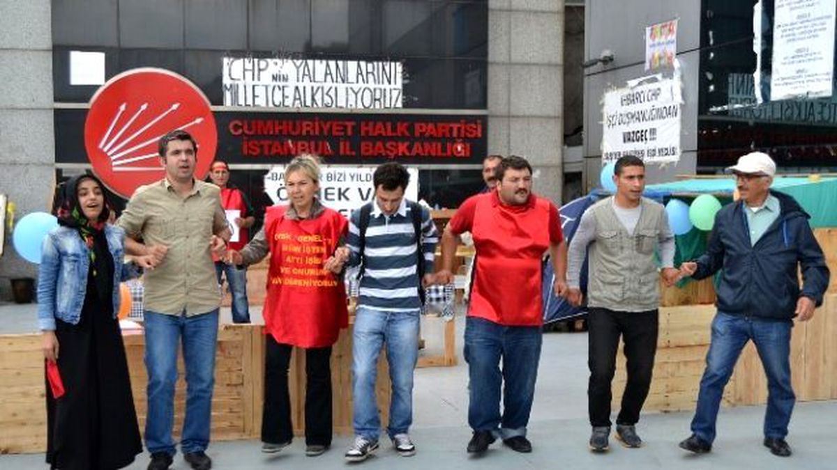 Sarıyer Belediyesi İşçilerinden CHP Binası Önünde Çay Bahçeli Protesto