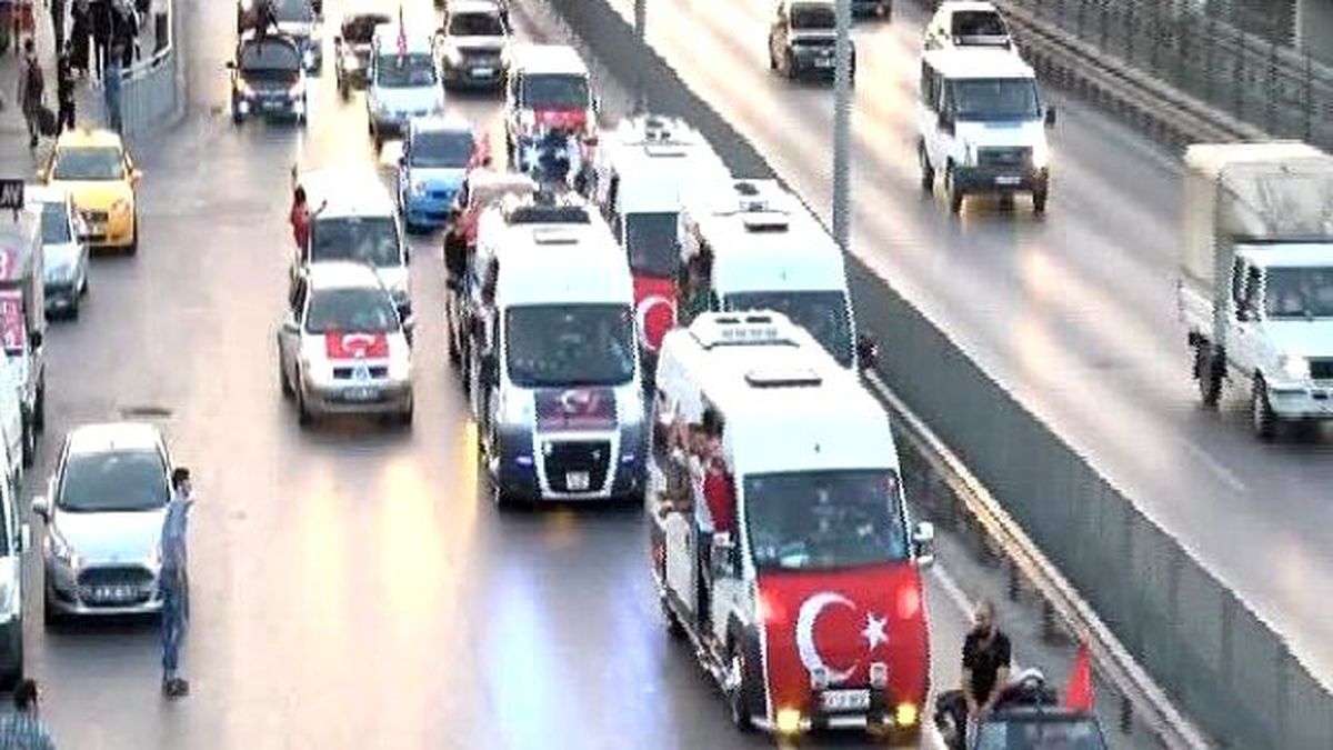 Şehitler İçin 100 Araçlık Konvoy Oluşturdular