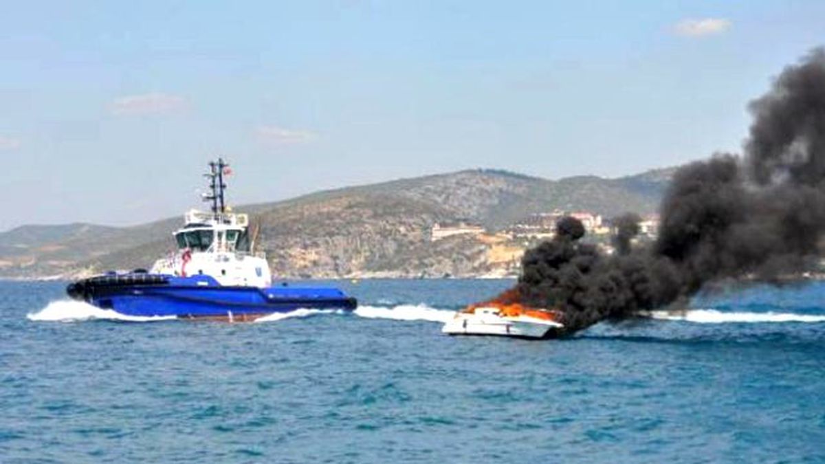 Sürat Teknesi Yandı, Teknedekiler Suya Atlayarak Kurtuldular