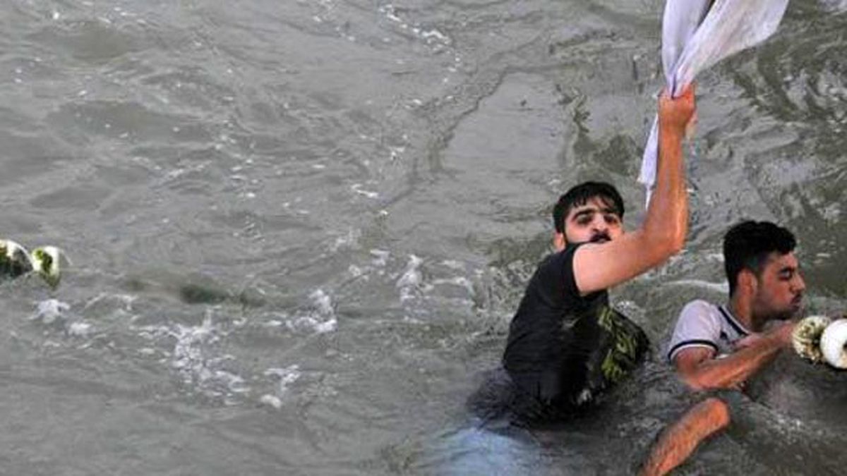 Suriyeli 2 Genç, Boğulmaktan Çarşafa Tutunarak Kurtuldu