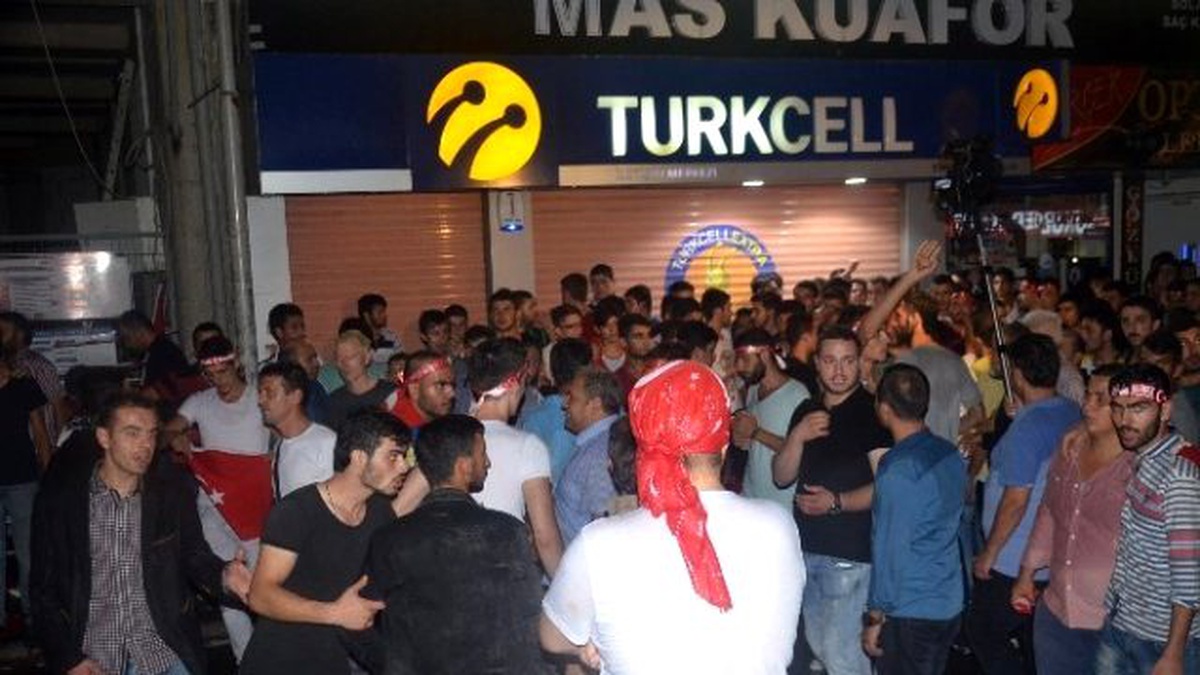Vatandaşın Baskısı Parti Bayraklarını İndirtti