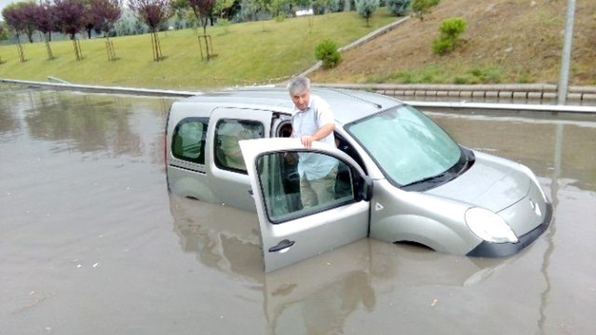 Yağmur Yağdı, Araçlar Biriken Sularda Kaldı