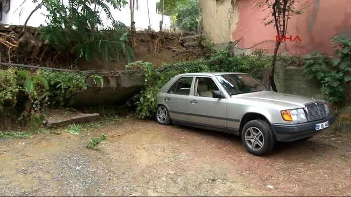 Yağmurla Birlikte Otoparkın Duvarı Çöktü