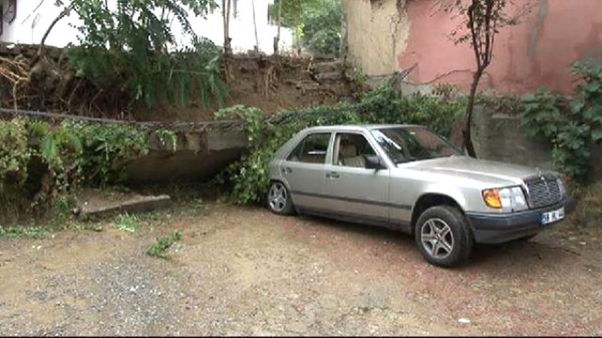 Yağmurla Birlikte Otoparkın Duvarı Çöktü
