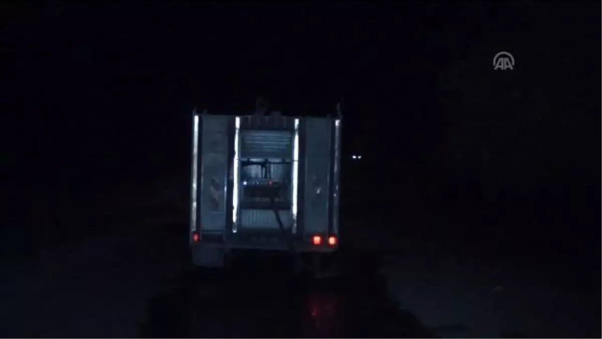 Yol Kesen Teröristler Bir TIR\'ı Ateşe Verdi