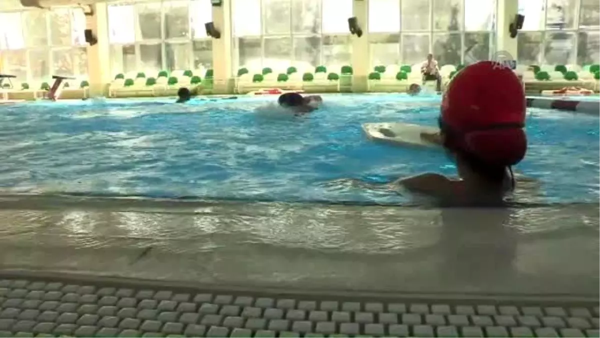 Yürümeyi 'Havuzda' Öğrendi