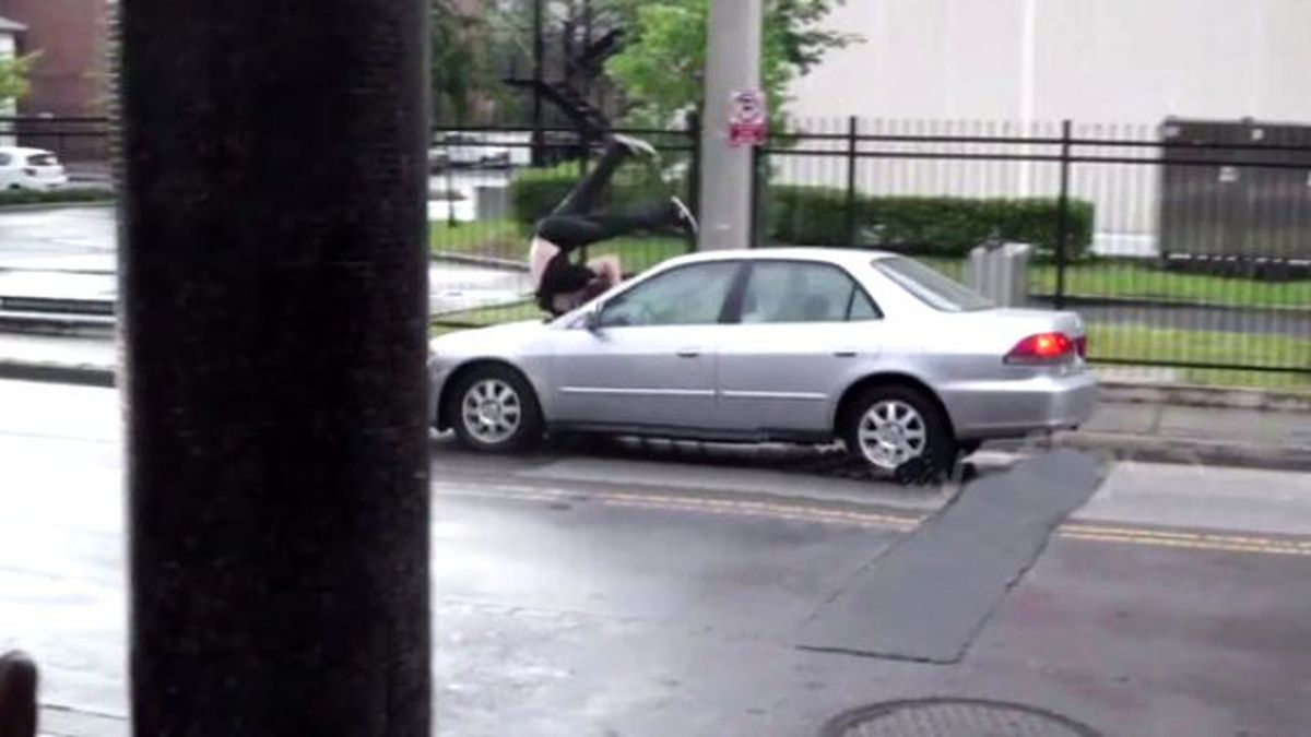 Araba Çarpan Genç Patenci Adeta Takla Attı