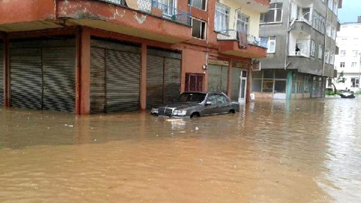 Artvin\'de Sağanak Yağmur Yolları Kapattı