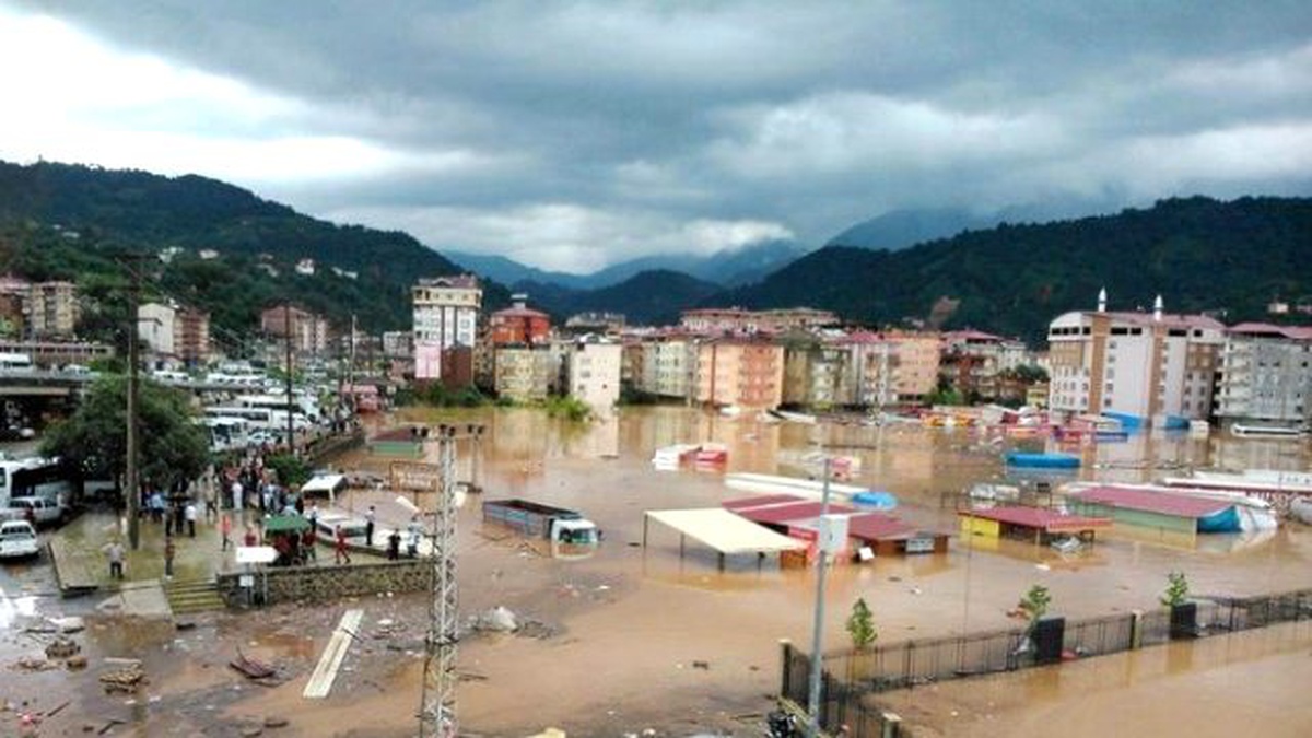 Artvin Hopa\'da Heyelan Sonucu Bina Çöktü: 2 Ölü