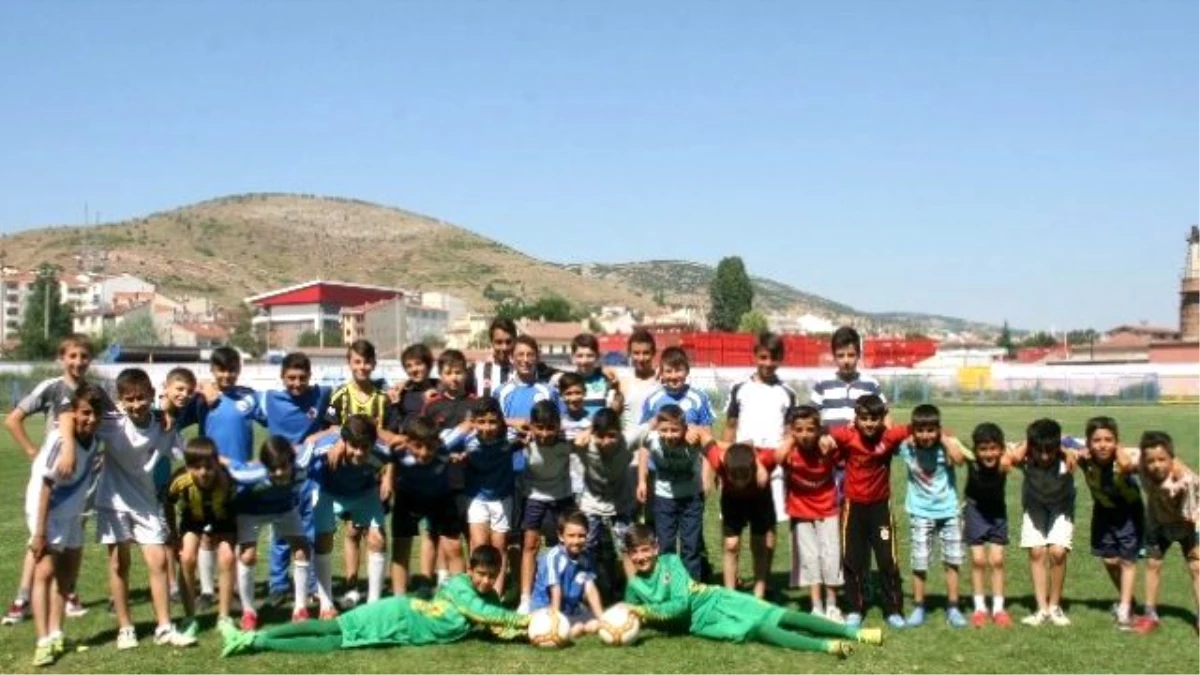 Bozüyük\'te Çocuklar Futbolu Yemyeşil Sahalarda Öğreniyor