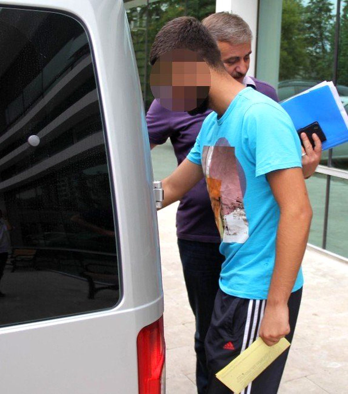 Çaldığı Ayakkabıyı Pişman Olup Geri Götürünce Tutuklanan Çocuk Tahliye Oldu