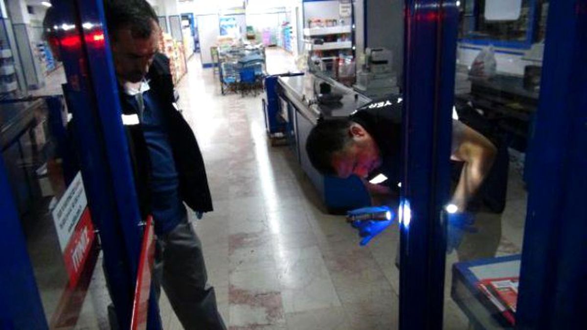 Kasklı Hırsız Çalışanları Bağlayıp Marketi Soydu