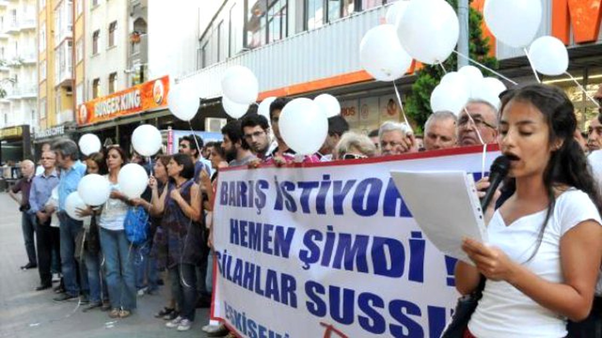 Eskişehir\'de Barış İçin Beyaz Balonlar Gökyüzüne Bırakıldı