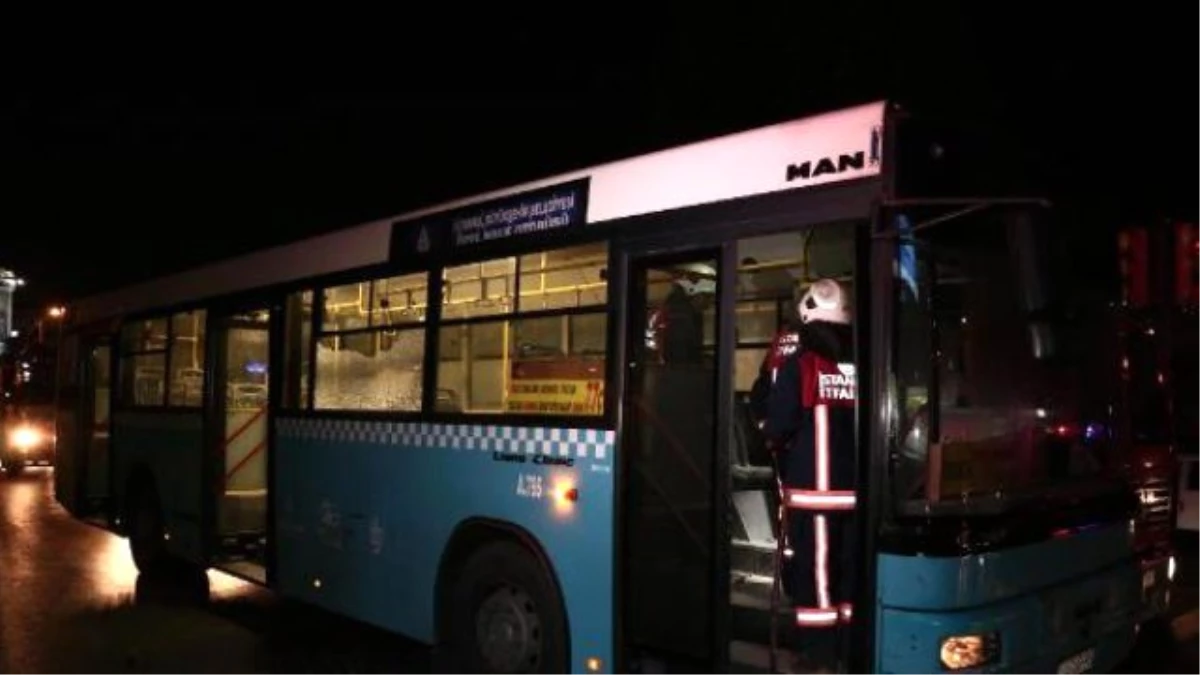 Fotoğraf) Okmeydanı\'nda Özel Halk Otobüsü\'ne Taşlı Molotoflu Saldırı