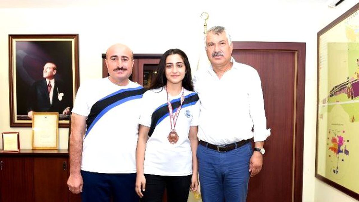Genç Tekvandocu Şampiyonluk Madalyasını Başkan Karalar\'a İthaf Etti