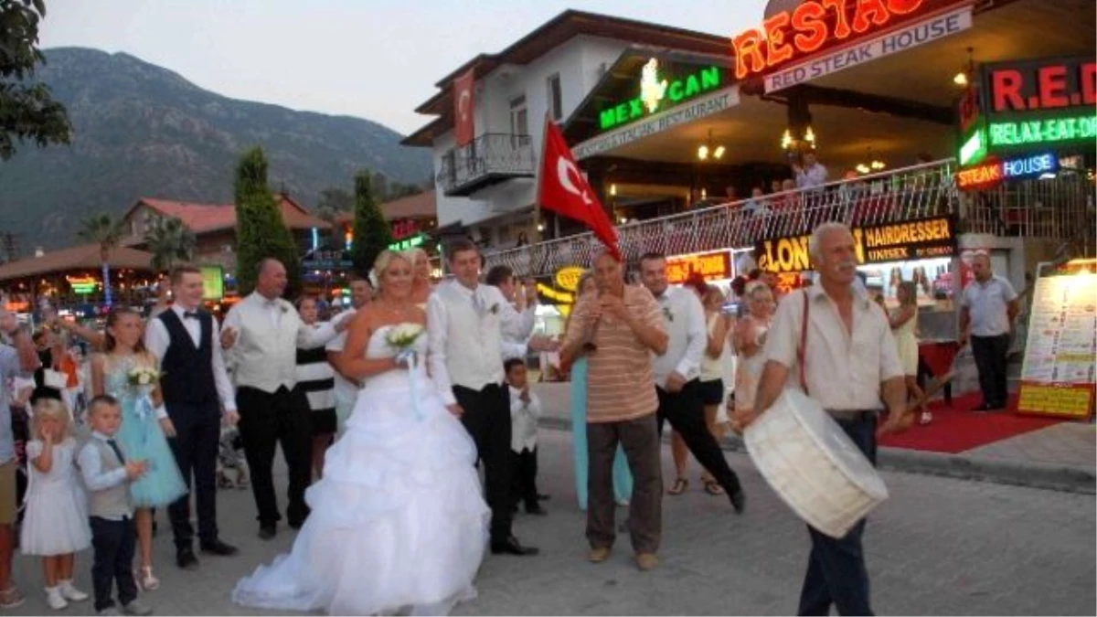 İngiliz Çift Turistik Çarşının Ortasında Davullu Zurnalı Düğün Yaptı