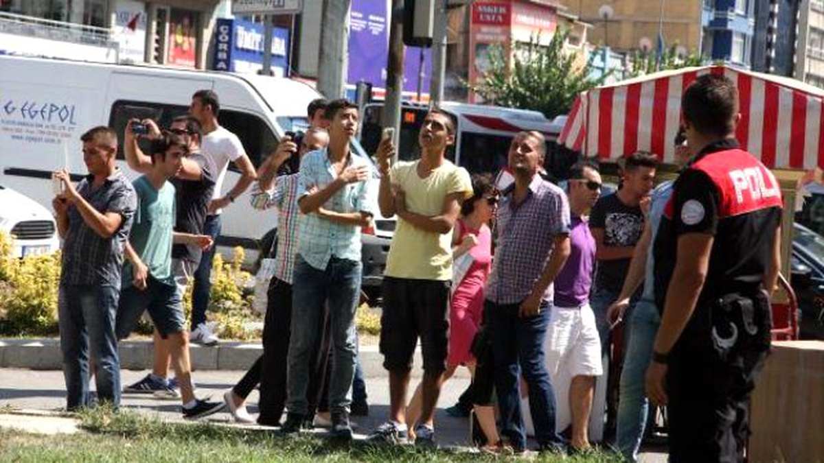 İntihara Kalkışan Simitçiye \'Atla\' Diye Bağırdılar