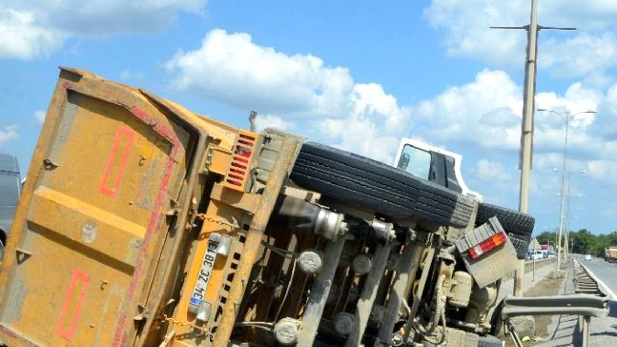 Kamyon Yan Yattı, Vatandaşlar Atış Talimi Sandı