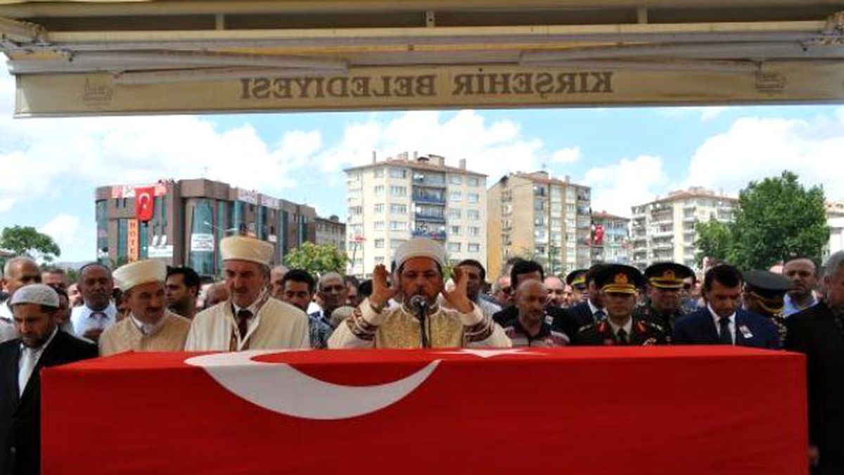 Kırşehir\'deki Şehit Cenazesinde Gerginlik (2)