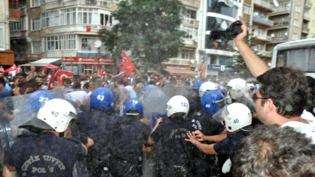 Kırşehir\'deki Şehit Cenazesinde Gerginlik Çıktı