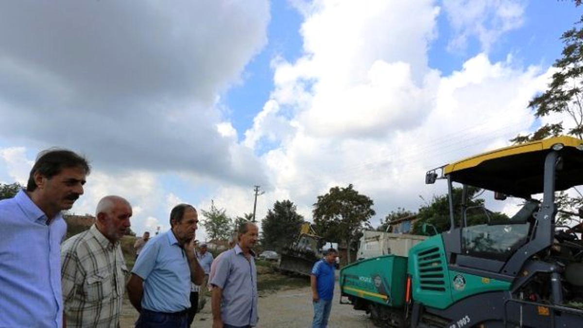 Mahalle Statüsüne Kavuşan Köy Yolları Sıcak Asfaltla Kaplanıyor
