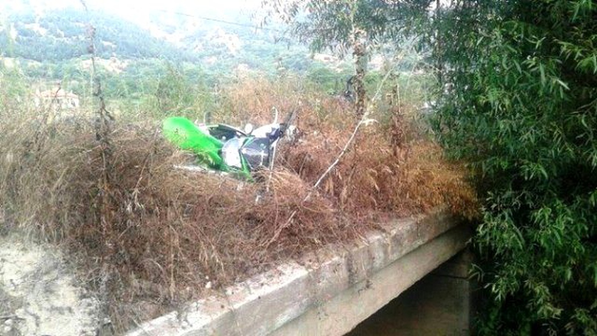Motosiklet Dereye Uçtu: İki Yaralı