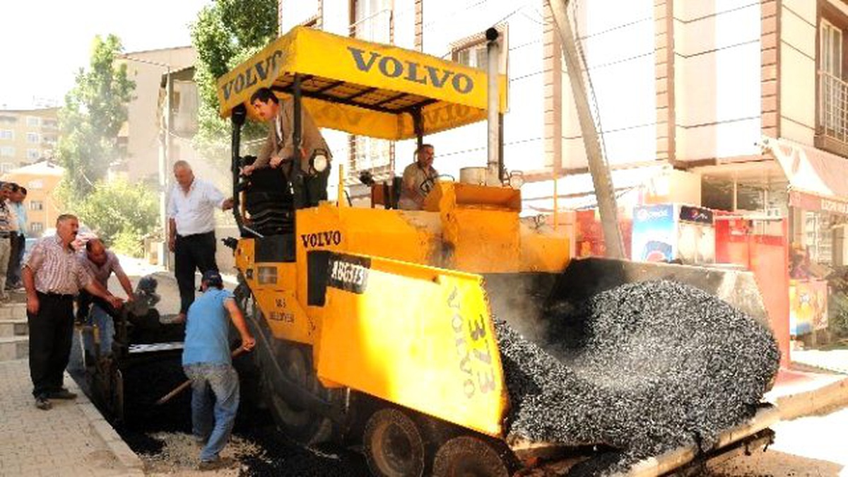 Muş\'ta Yol Yama Çalışması