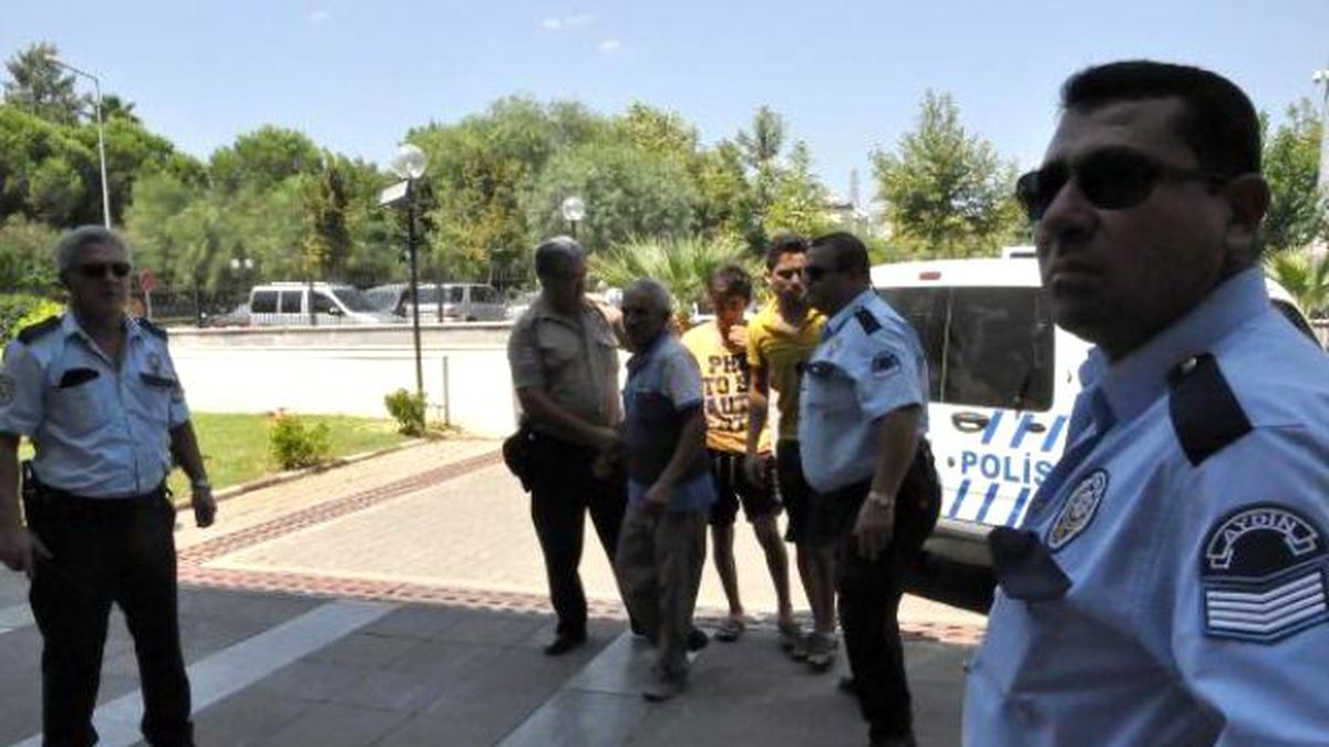 Nazilli'de İki Komşu Arasında Toz Kavgası: 4 Yaralı (2)