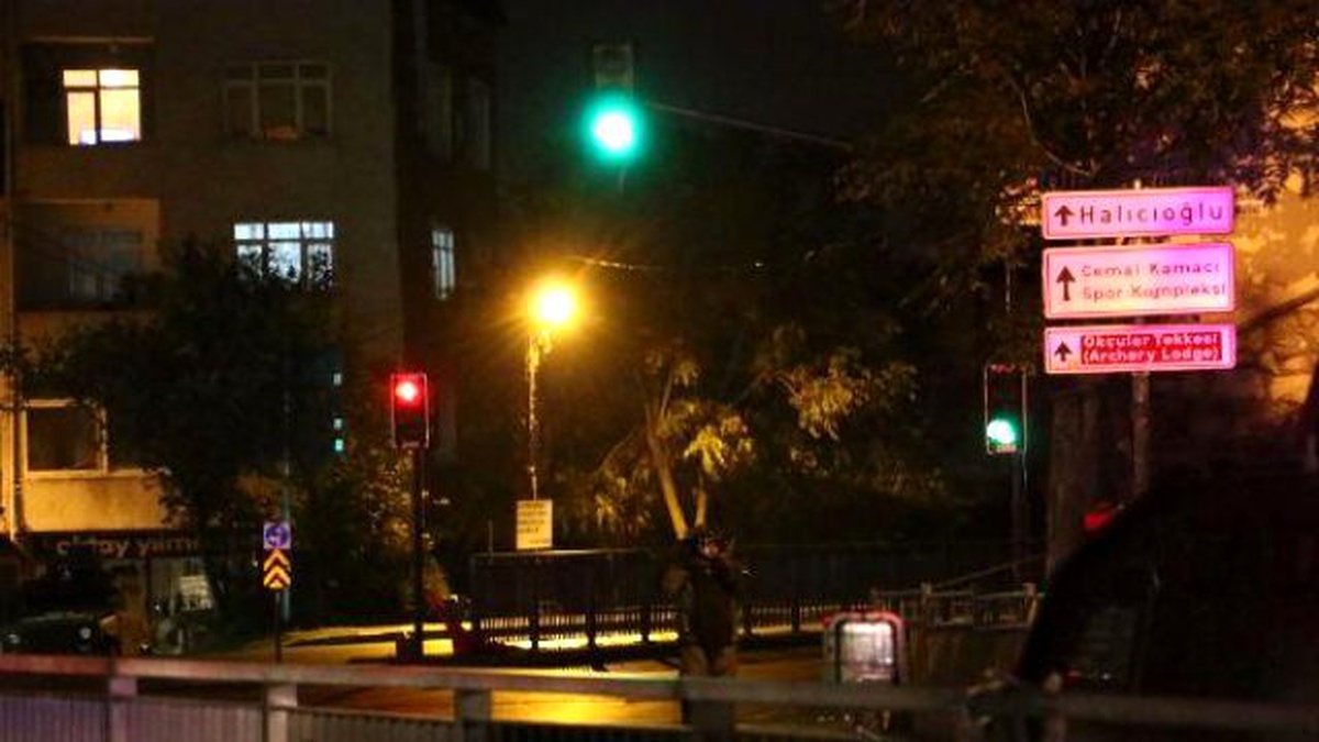 Okmeydanı\'nda Piknik Tüpüne Bağlı Pankart Polisi Alarma Geçirdi