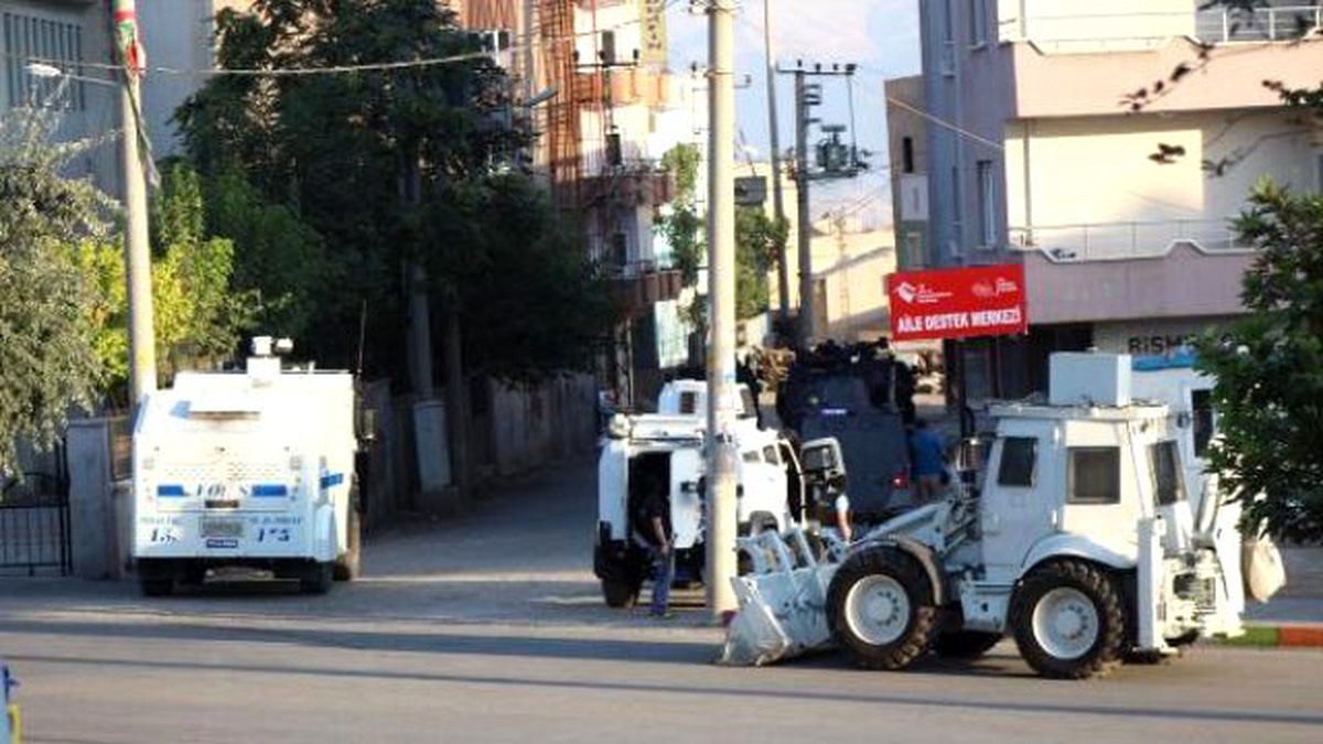 Polis, Şırnak\'ta Hendekleri Kapattı