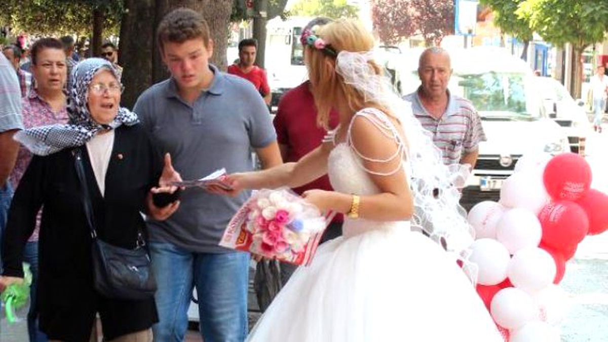 Reklam İçin Gelinlik Giydi, Evlilik Teklifleri Aldı