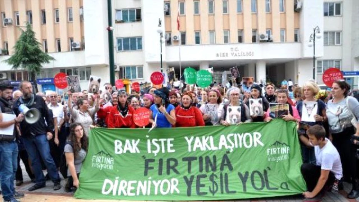 Rize Valiliği Önünde Horonlu Yeşil Yol\'a Tepki Eylemi