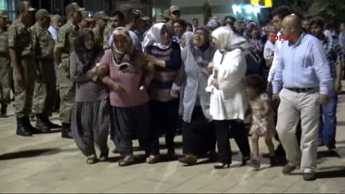 Şehit Annesi Tabuta Sarılıp Öptü