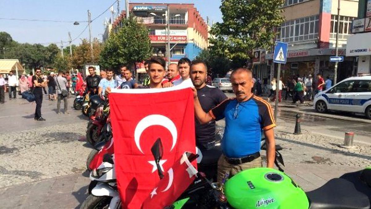 Şehitler İçin Yürüdüler