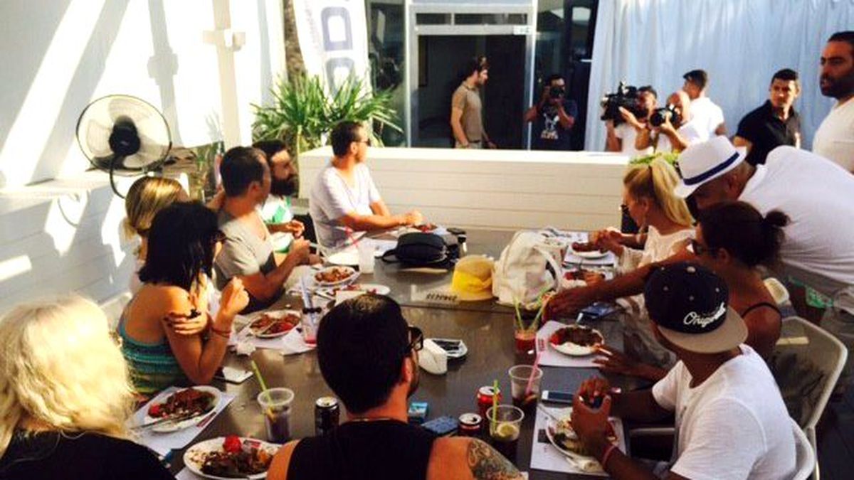 Serdar Ortaç Eşine Bodrum\'da İş Buldu