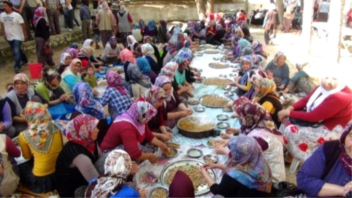 Silifke\'de 5 Bin Kişi Şehitler İçin Kazanlarla Yemek Yaptı