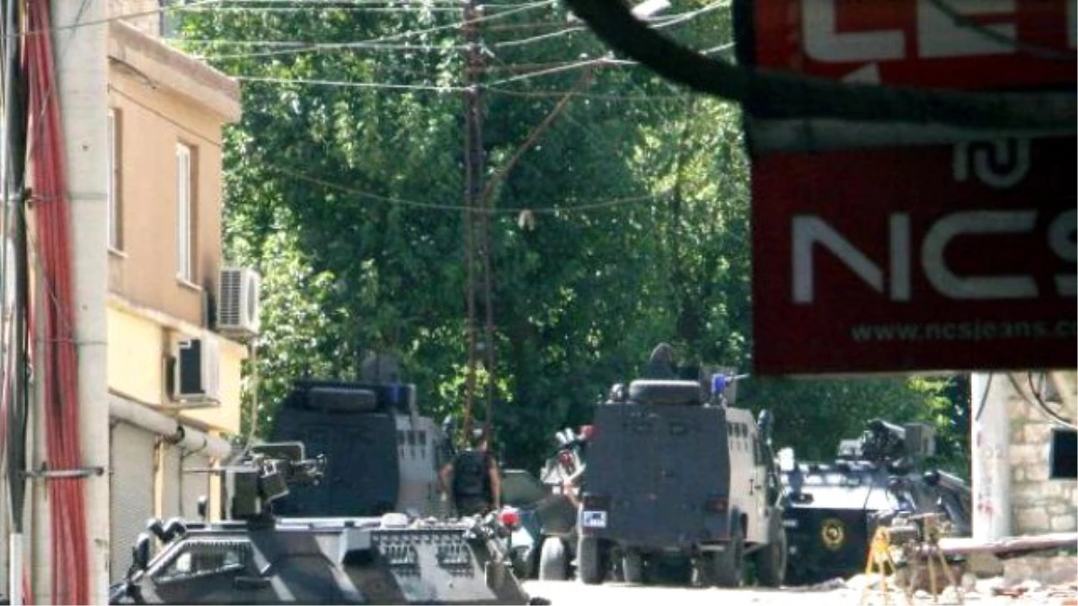 Silvan\'da Hendek Kazan PKK\'lılar Polisle Çatıştı, Jandarma İlçede Önlem Aldı