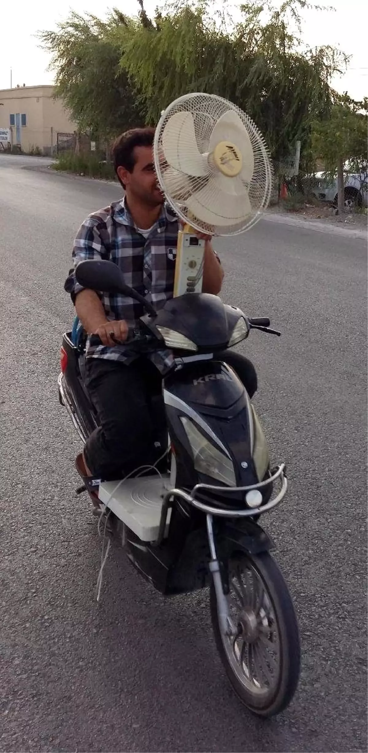 Motosiklette Vantilatör Taşıyan Sürücü Şaşırttı