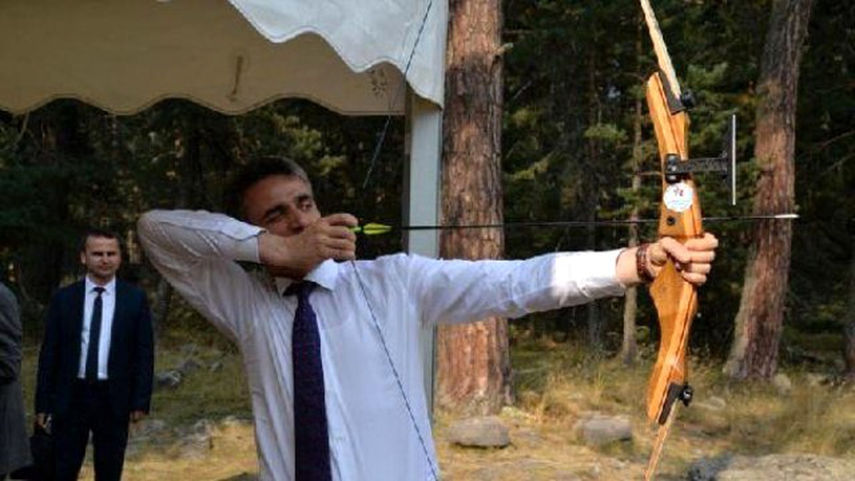 Yaz Öğrenci Kampına Giden Vali Ok Attı